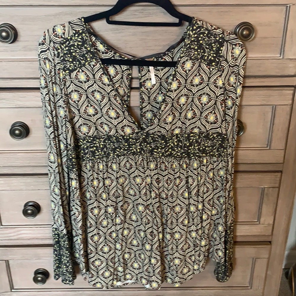 Free People tunic top in size XS in EUC. Black, grey and yellow are prime colors
